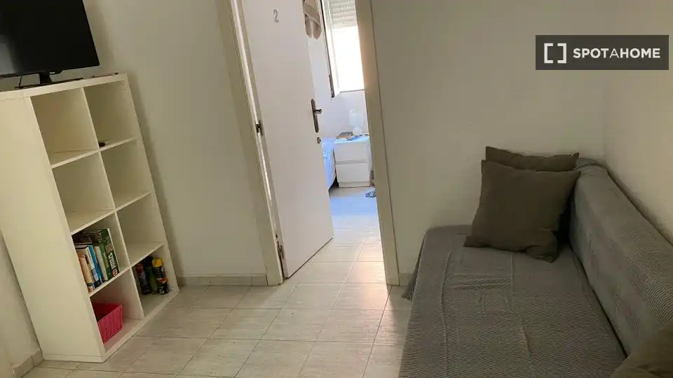 Flat for share in Valencia  with Air Conditioner, Heating and Furnished