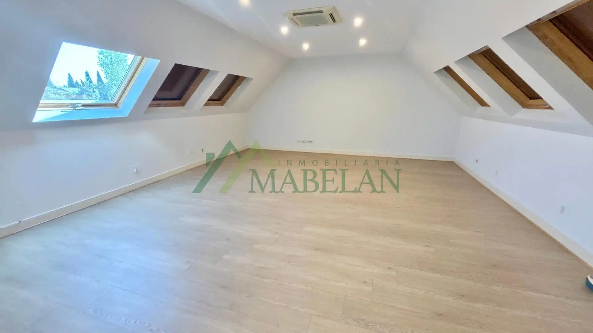 Einfamilien-Reihenhaus zur Miete in Madrid mit Klimaanlage, Privatgarten und Terrasse