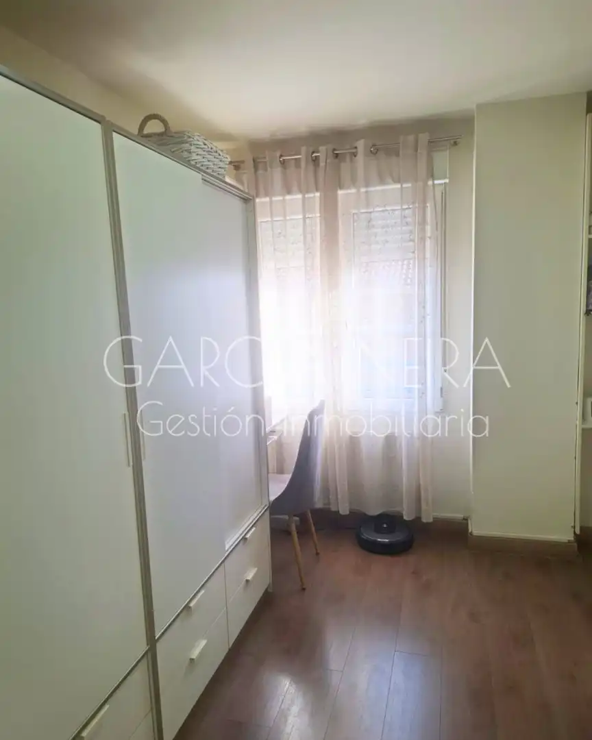 Dormitori de Pis en venda en Oviedo  amb Calefacció, Parquet i Moblat