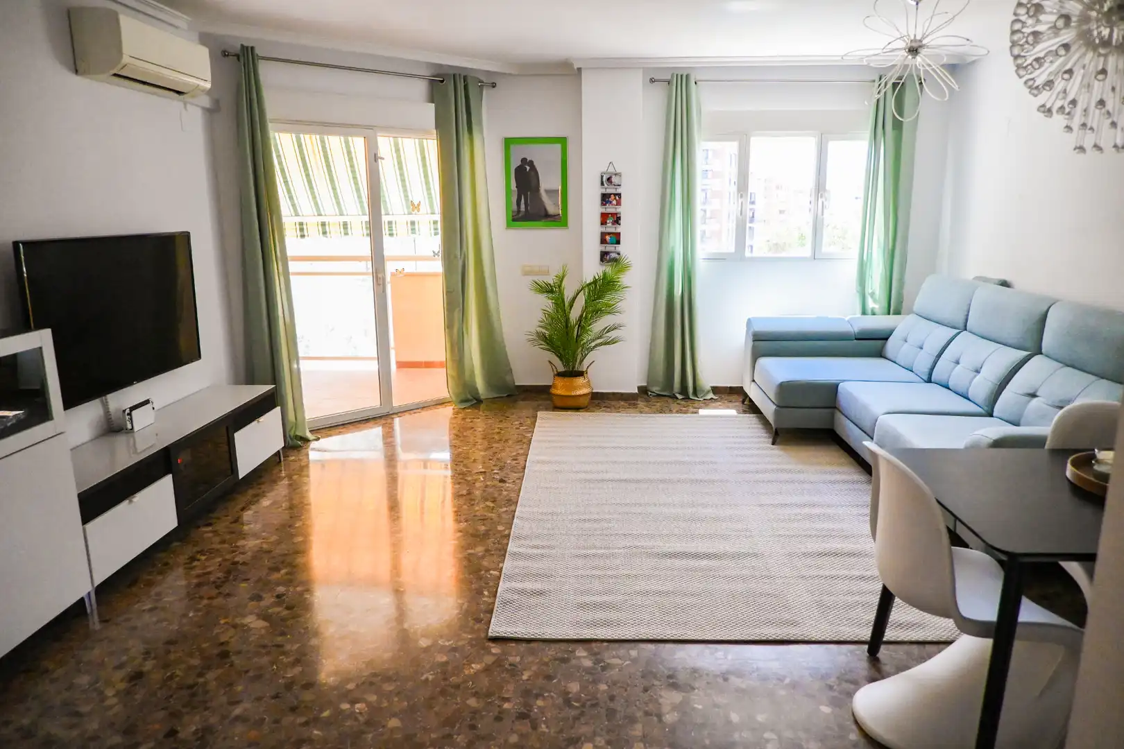 Living room of Flat for sale in Valencia  with Air Conditioner, Terrace and Swimming Pool