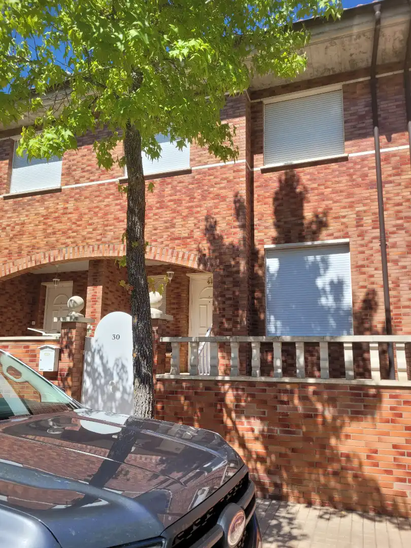 Vista exterior de Casa adosada en venta en Soria Capital  con Calefacción, Jardín privado y Parquet