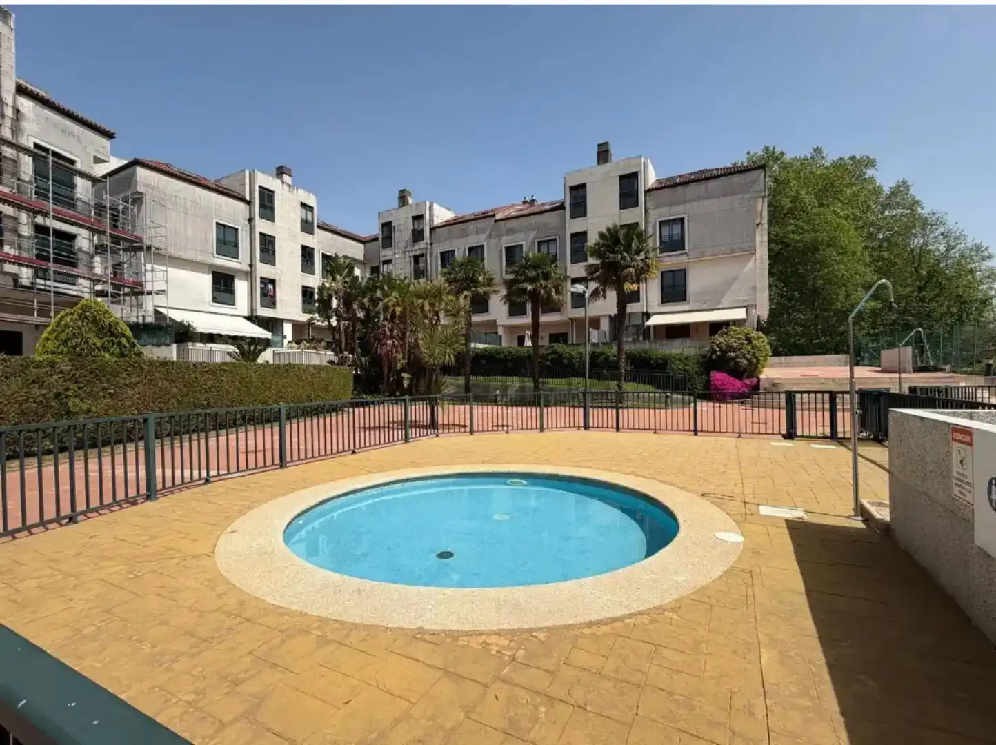 Vista exterior de Pis en venda en Pontevedra Capital  amb Jardí privat, Parquet i Traster