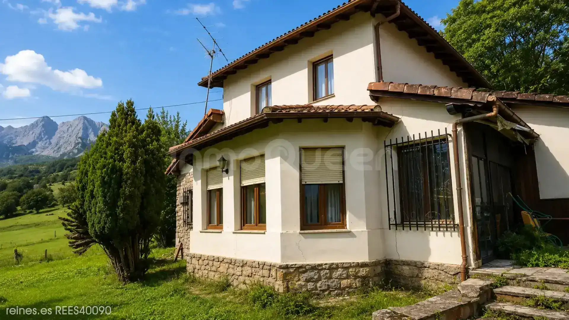 Vista exterior de Casa o xalet en venda en Cillorigo de Liébana, Cantabria