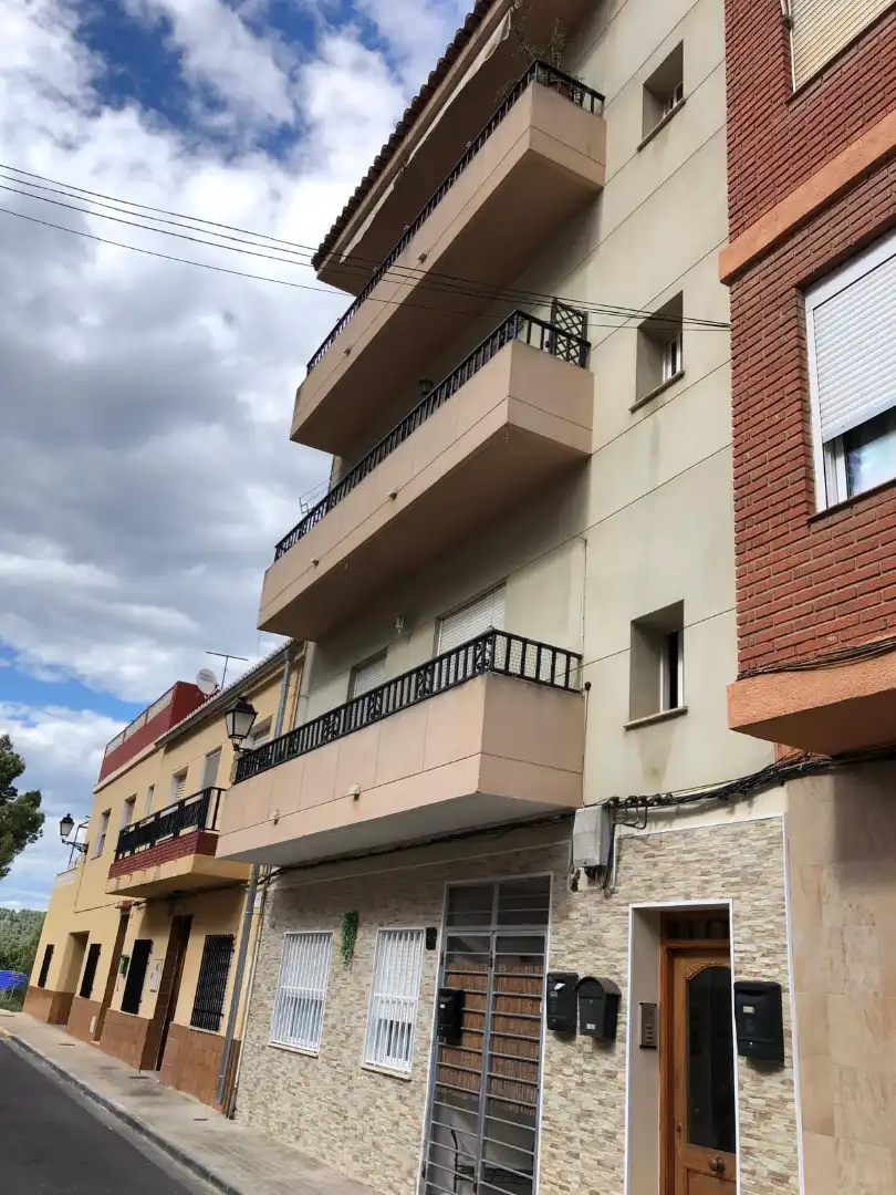 Vista exterior de Piso en venta en Gilet con Aire acondicionado, Amueblado y Balcón