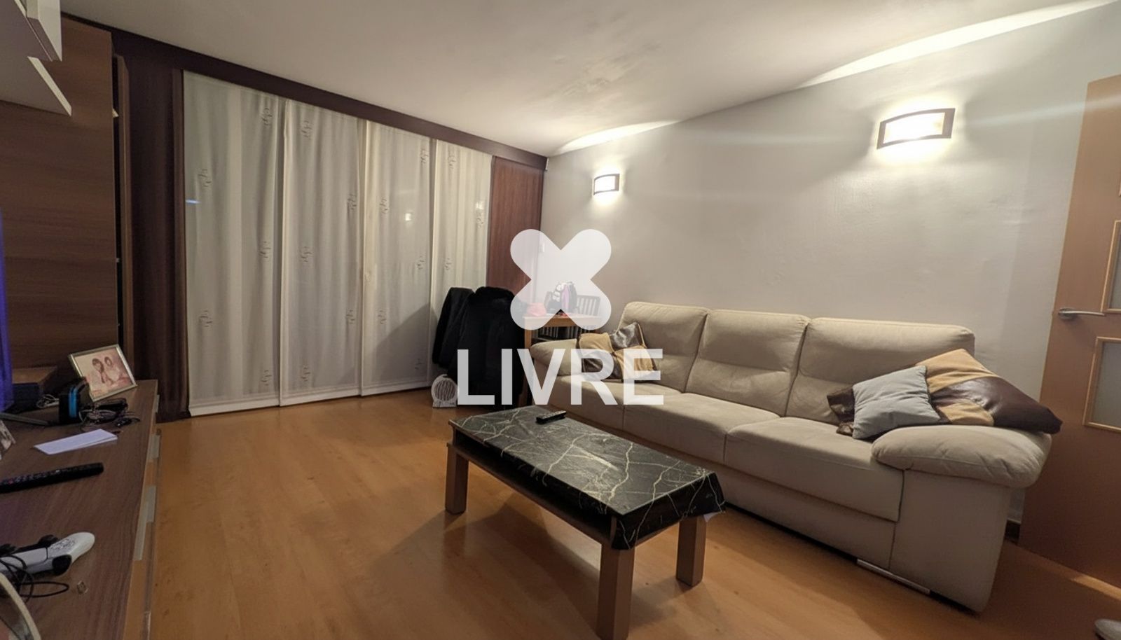 Sala d'estar de Pis en venda en L'Hospitalet de Llobregat amb Aire condicionat, Calefacció i Terrassa