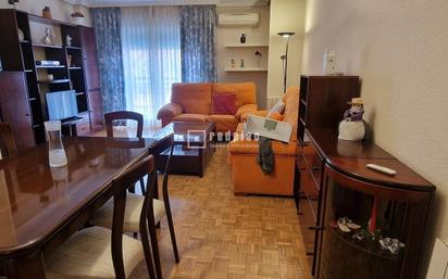 Living room of Flat to rent in  Madrid Capital  with Air Conditioner, Parquet flooring and Furnished