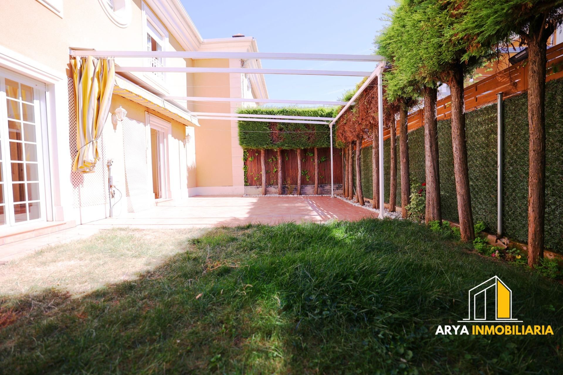 Jardí de Casa adosada en venda en Torrejón de Ardoz amb Aire condicionat, Calefacció i Piscina comunitària