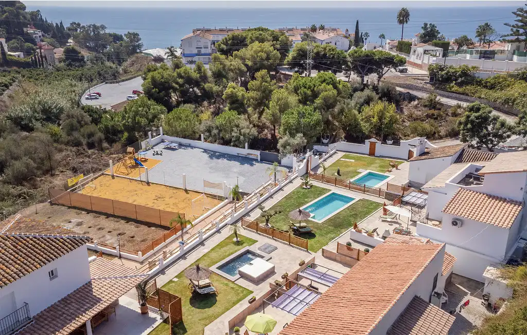 Vista exterior de Casa o xalet en venda en Vélez-Málaga amb Aire condicionat, Jardí privat i Terrassa