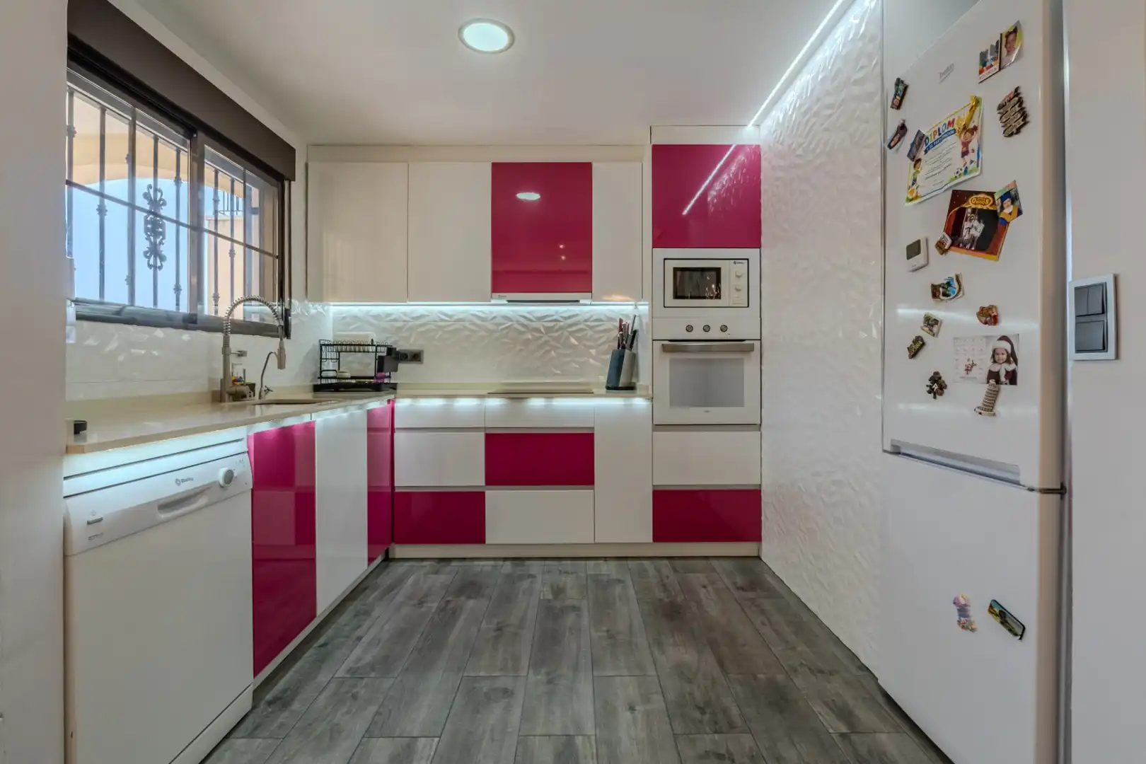 Cuina de Casa o xalet en venda en Torrevieja amb Jardí privat, Terrassa i Piscina