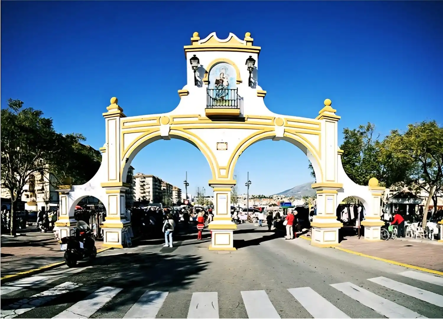 Vista exterior de Piso en venta en Fuengirola con Aire acondicionado, Jardín privado y Terraza