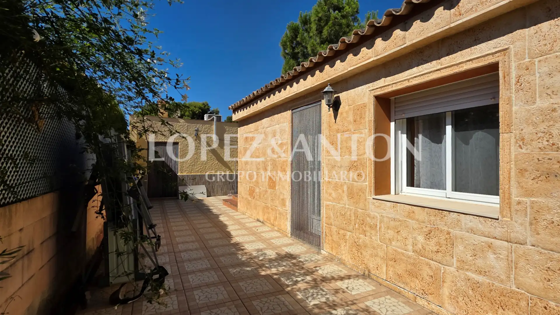 Vista exterior de Casa o xalet en venda en L'Eliana amb Aire condicionat, Calefacció i Jardí privat