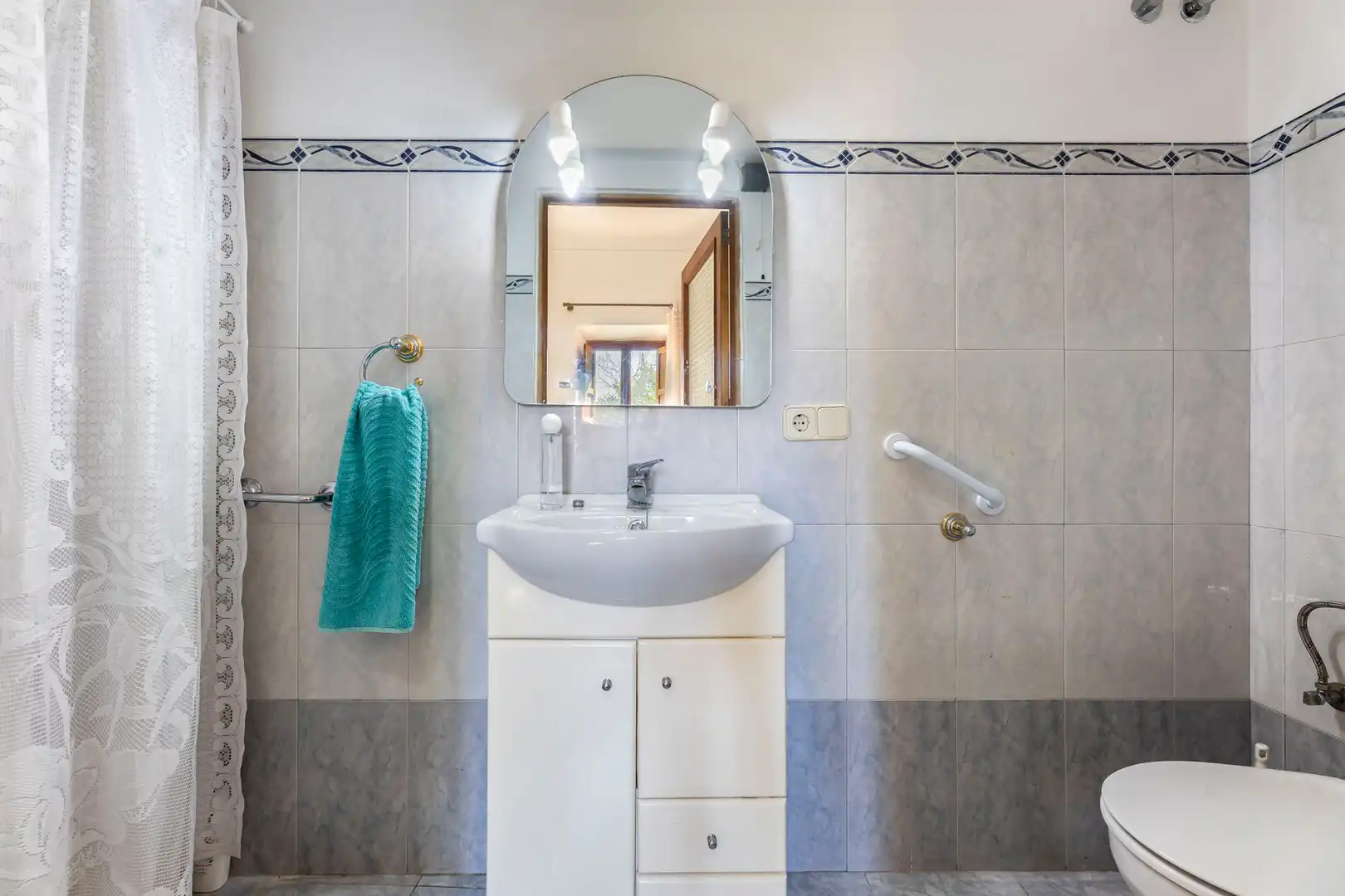 Baño de Casa adosada en venta en Santa María del Camí con Jardín privado, Trastero y Amueblado