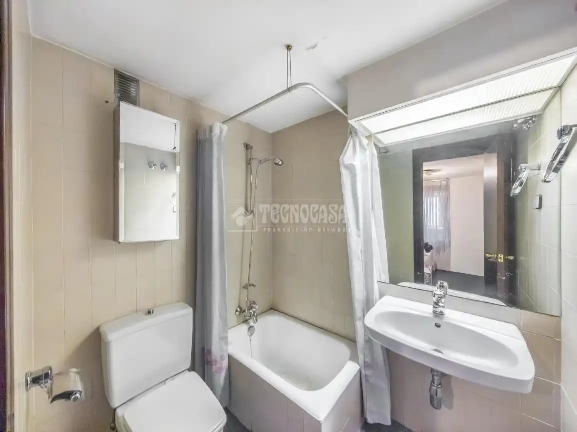 Badezimmer von Wohnung zum Verkauf in Madrid mit Heizung, Terrasse und Abstellraum