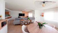 Sala d'estar de Casa o xalet en venda en Turís amb Terrassa, Piscina i Balcó