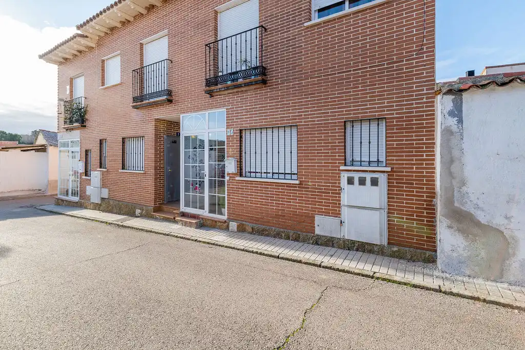Vista exterior de Casa adosada en venta en Valdeaveruelo, Guadalajara