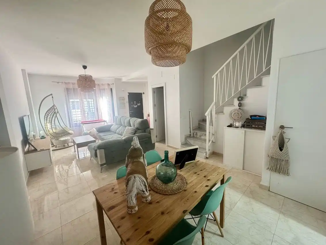 Sala d'estar de Casa adosada en venda en San Fernando amb Aire condicionat