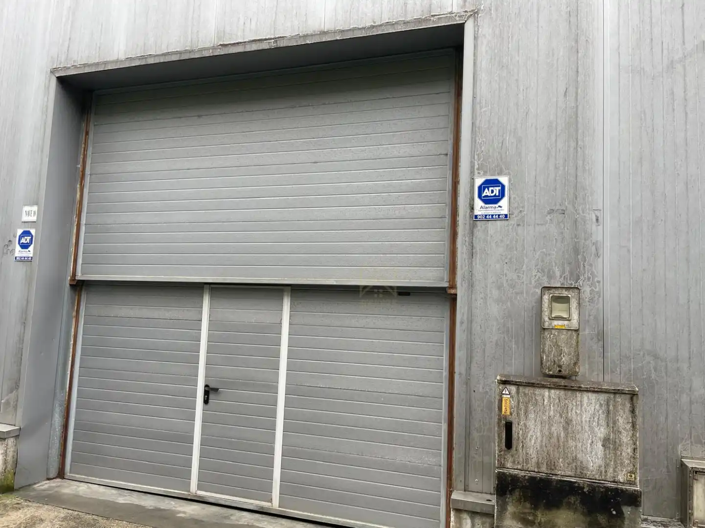 Parkplatz von Fabrikhallen zum Verkauf in Piélagos