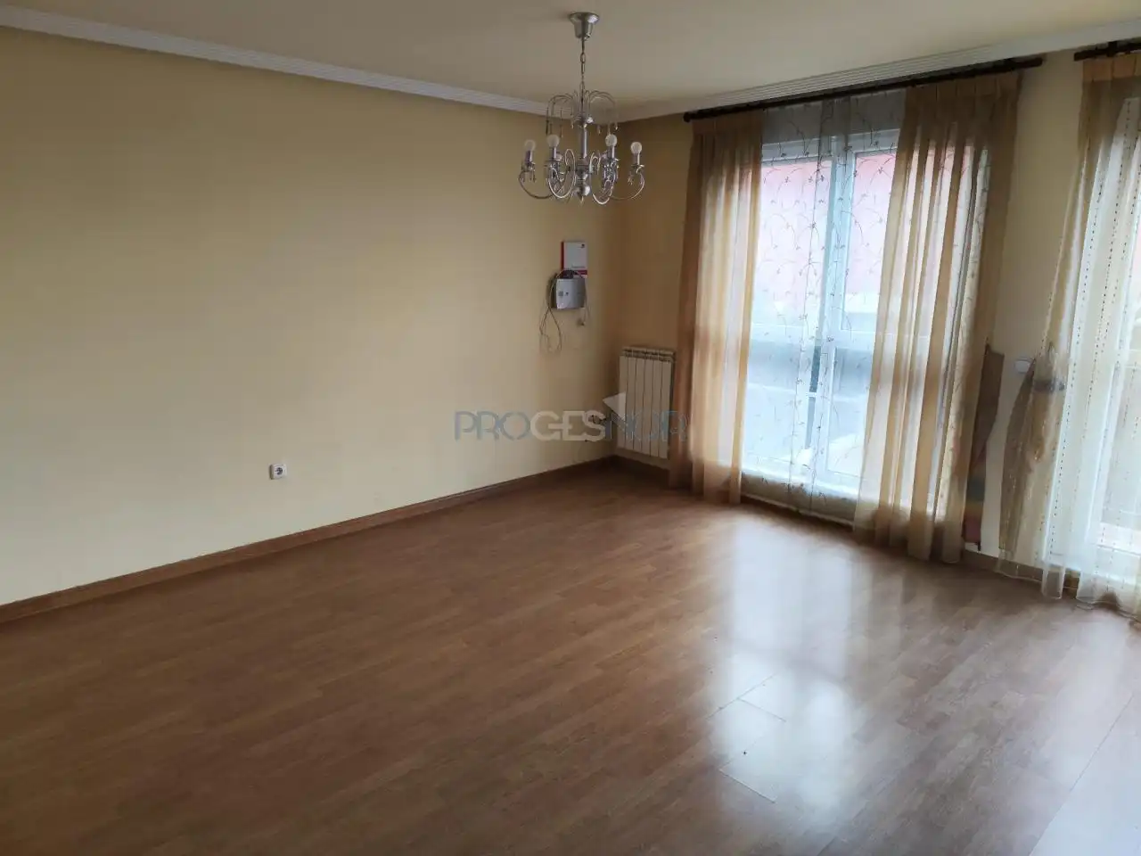 Sala d'estar de Casa adosada en venda en Valdefresno amb Calefacció, Jardí privat i Parquet