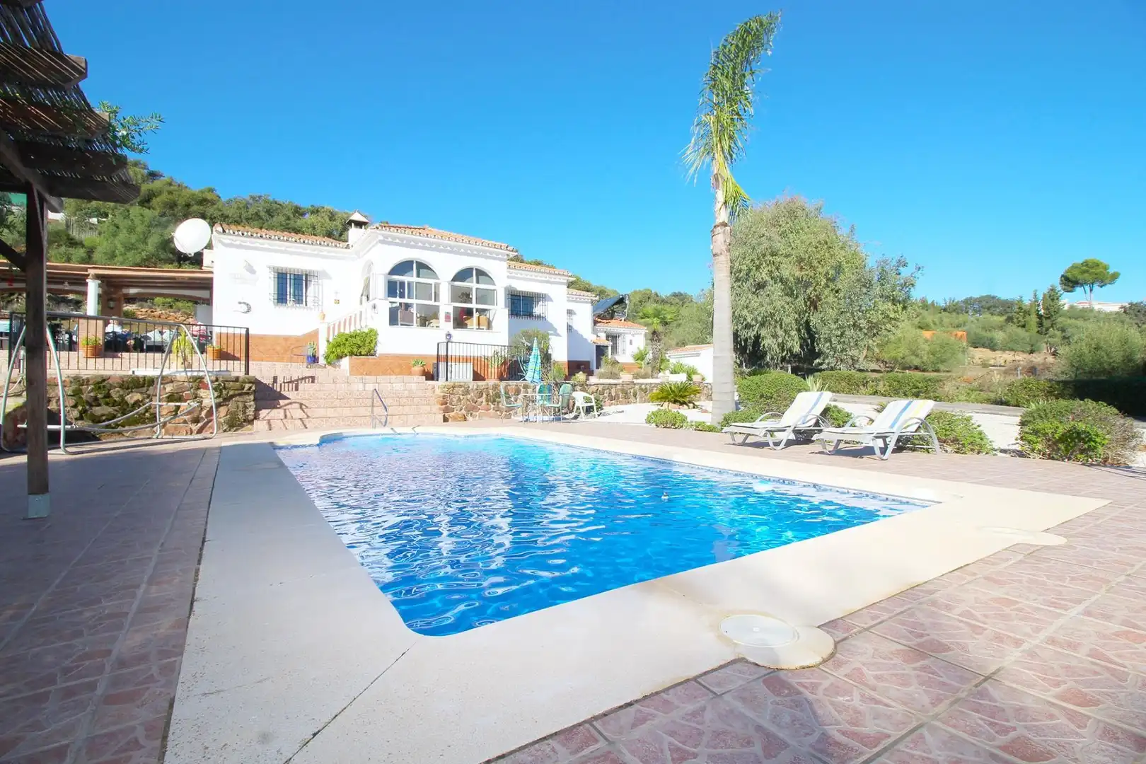 Vista exterior de Casa o xalet en venda en Almogía amb Aire condicionat, Calefacció i Jardí privat