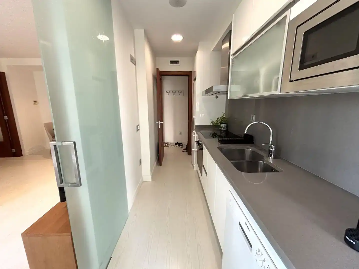 Cuina de Apartament de lloguer en Sitges amb Aire condicionat, Parquet i Moblat