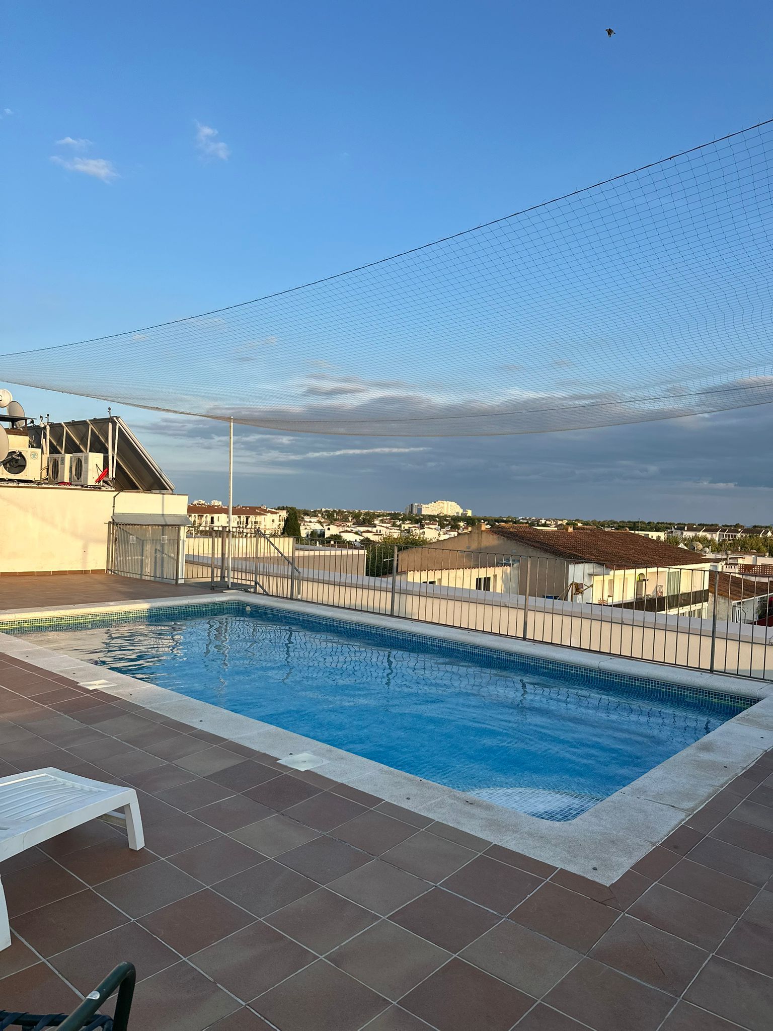 Piscina de Apartament en venda en Empuriabrava amb Aire condicionat, Calefacció i Terrassa
