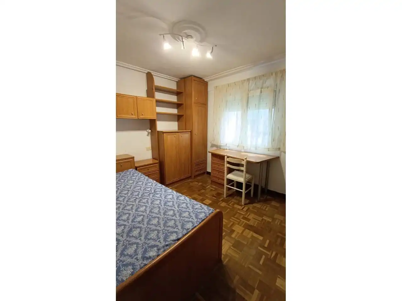 Bedroom of Flat for rent in Burgos  with Heating, Parquet flooring and Furnished