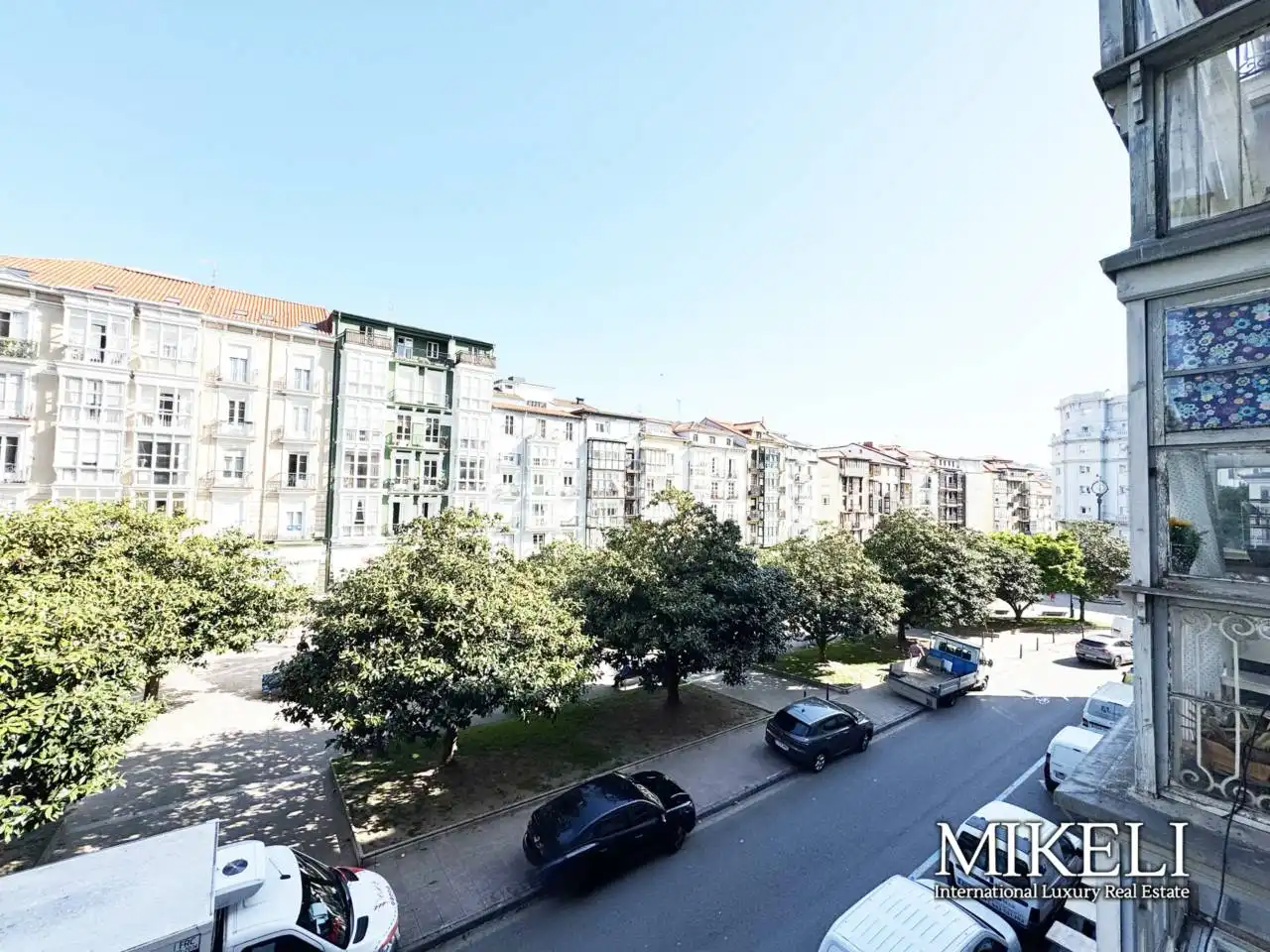 Vista exterior de Edificio en venta en Santander