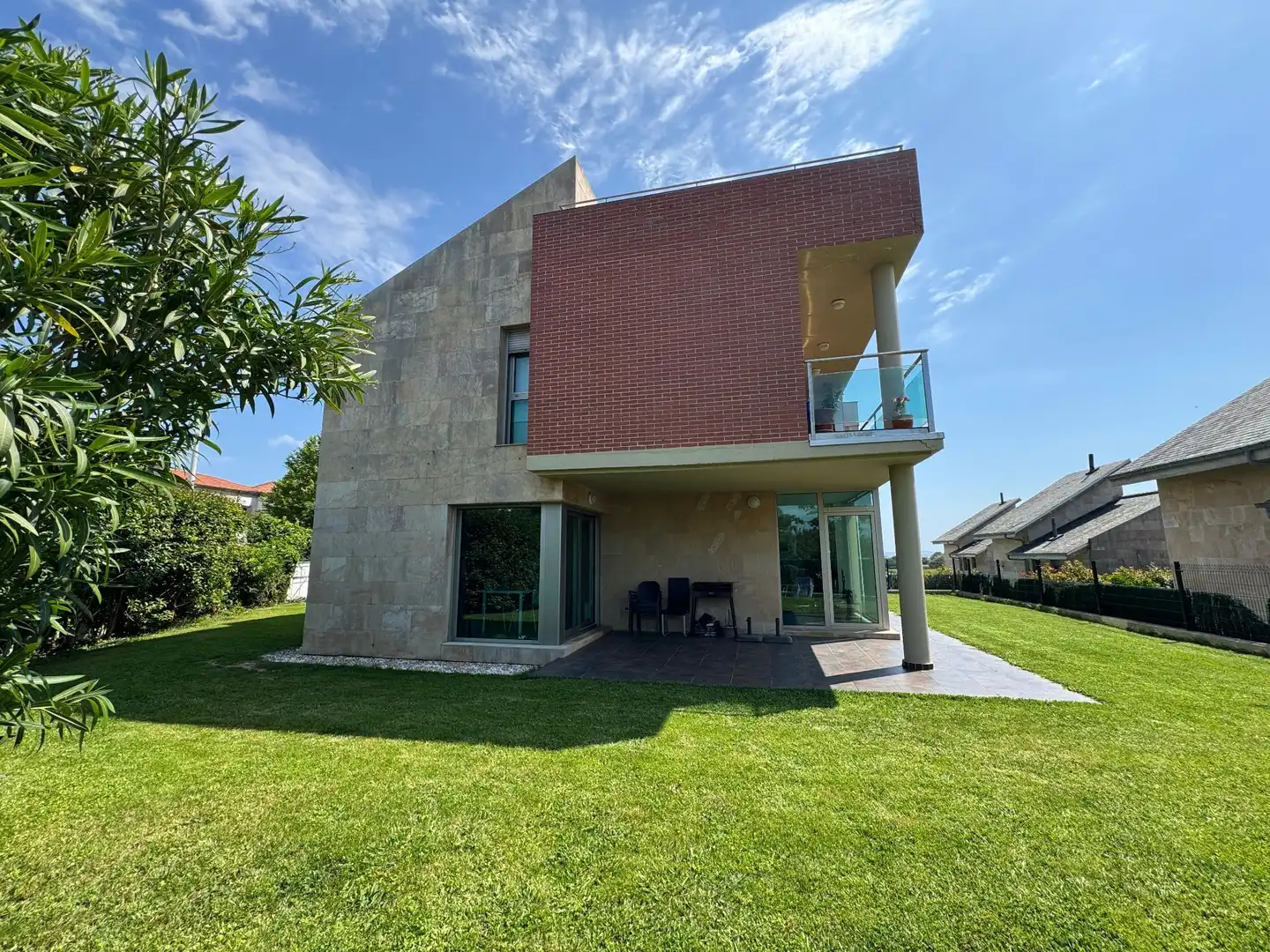 Vista exterior de Casa o xalet en venda en Santa Cruz de Bezana amb Calefacció, Jardí privat i Terrassa