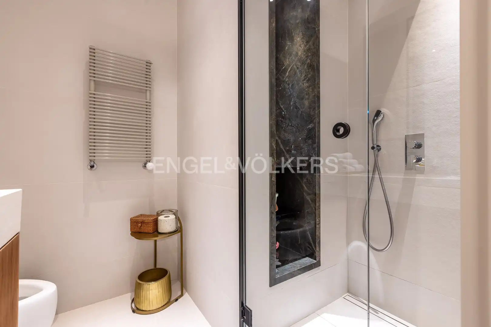 Bathroom of Flat for sale in Sevilla  with Air Conditioner, Heating and Terrace