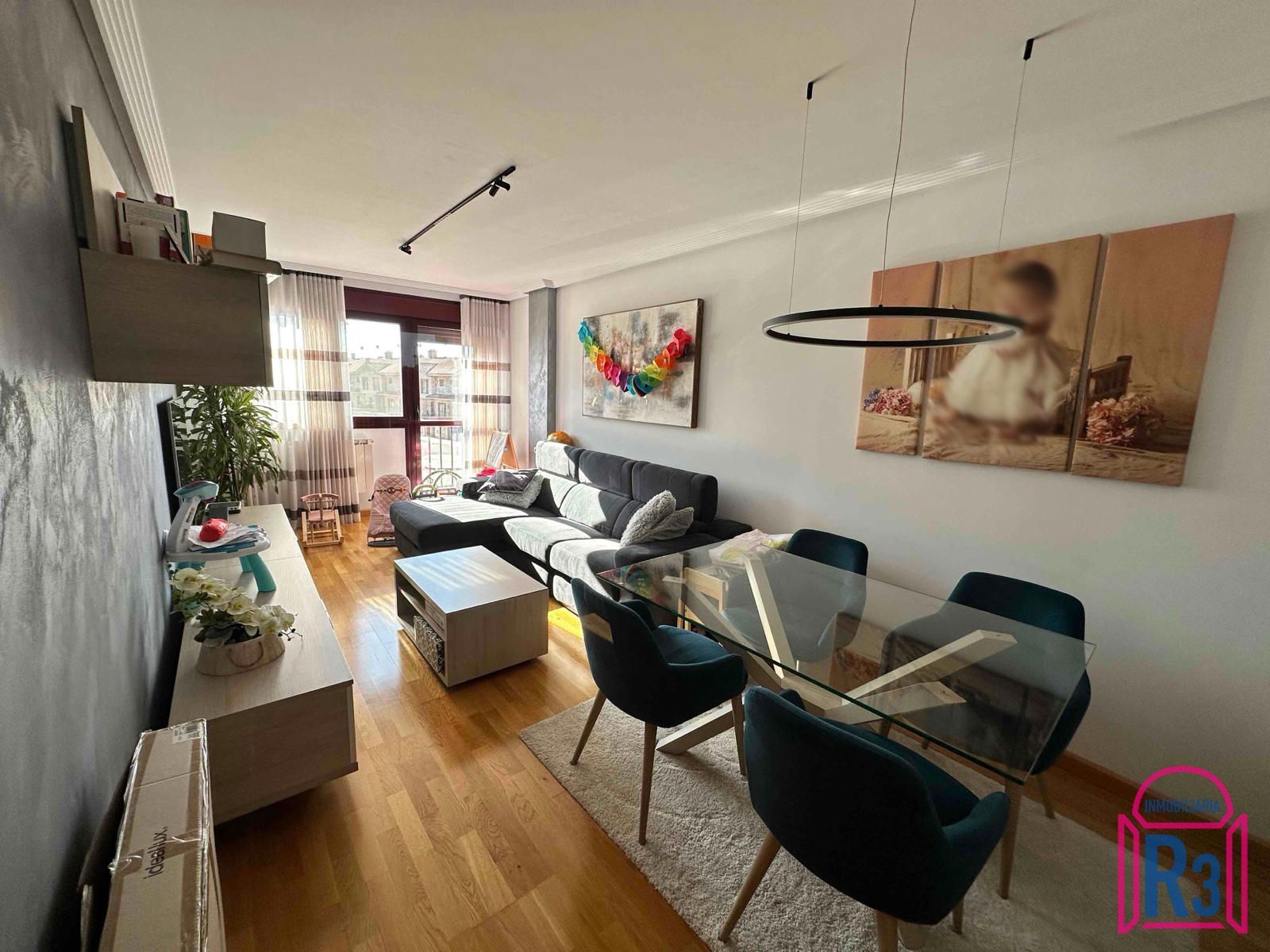 Sala d'estar de Apartament en venda en León Capital  amb Calefacció, Terrassa i Traster