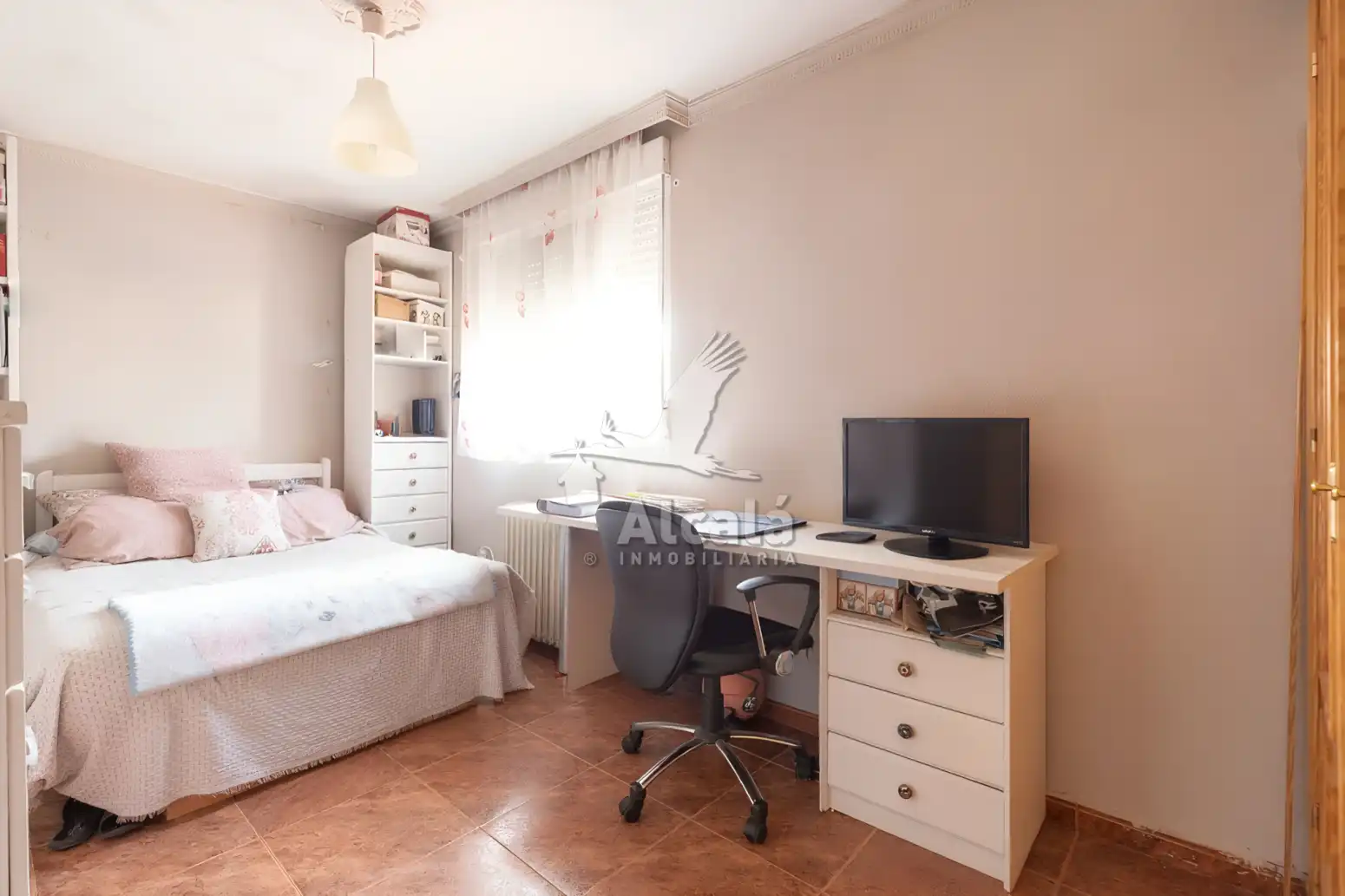 Habitación de Casa adosada en venta en Azuqueca de Henares con Aire acondicionado, Calefacción y Piscina