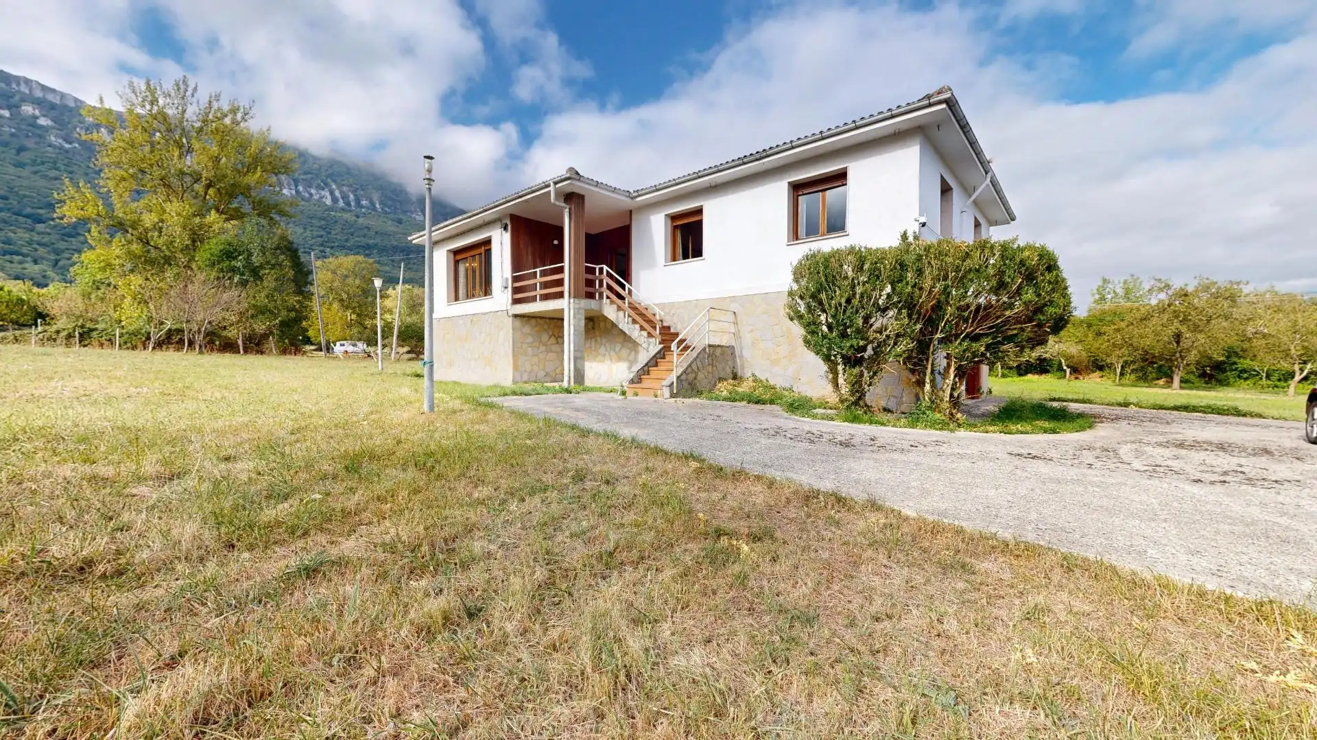 Vista exterior de Casa o xalet en venda en Valle de Mena amb Calefacció, Jardí privat i Terrassa