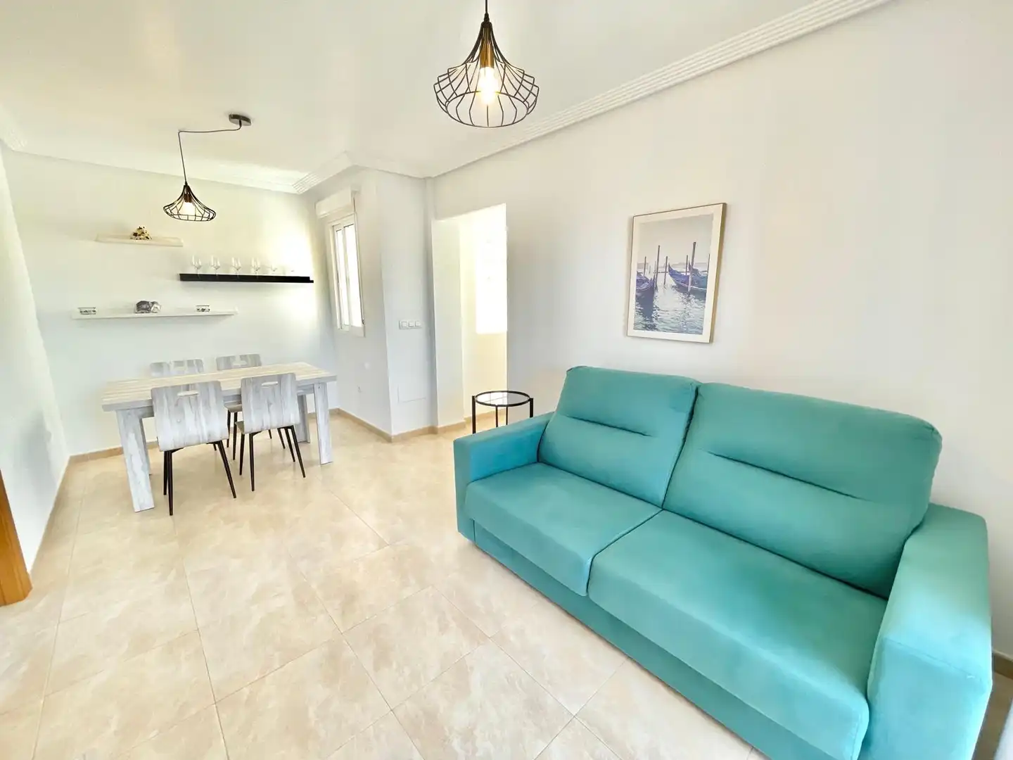 Sala d'estar de Apartament de lloguer en Los Alcázares amb Aire condicionat, Terrassa i Traster