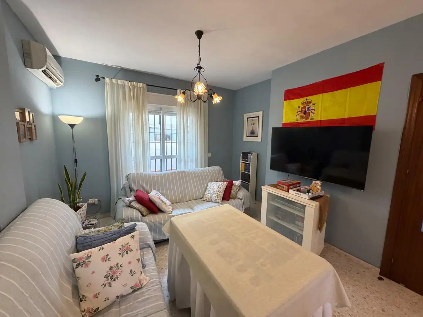 Sala d'estar de Casa adosada en venda en Bollullos de la Mitación