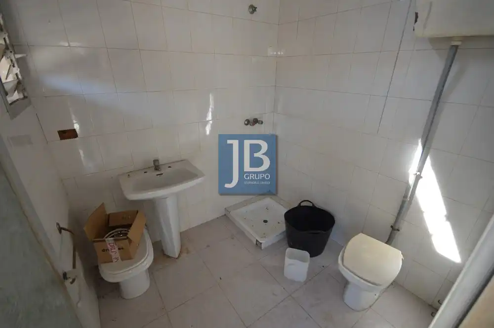 Badezimmer von Fabrikhallen zum Verkauf in Rotglà i Corbera