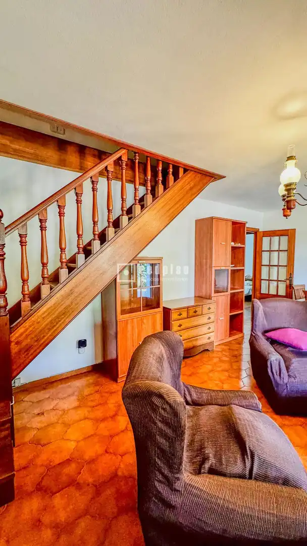 Sala de estar de Casa o chalet en venta en Abegondo con Parquet, Terraza y Amueblado
