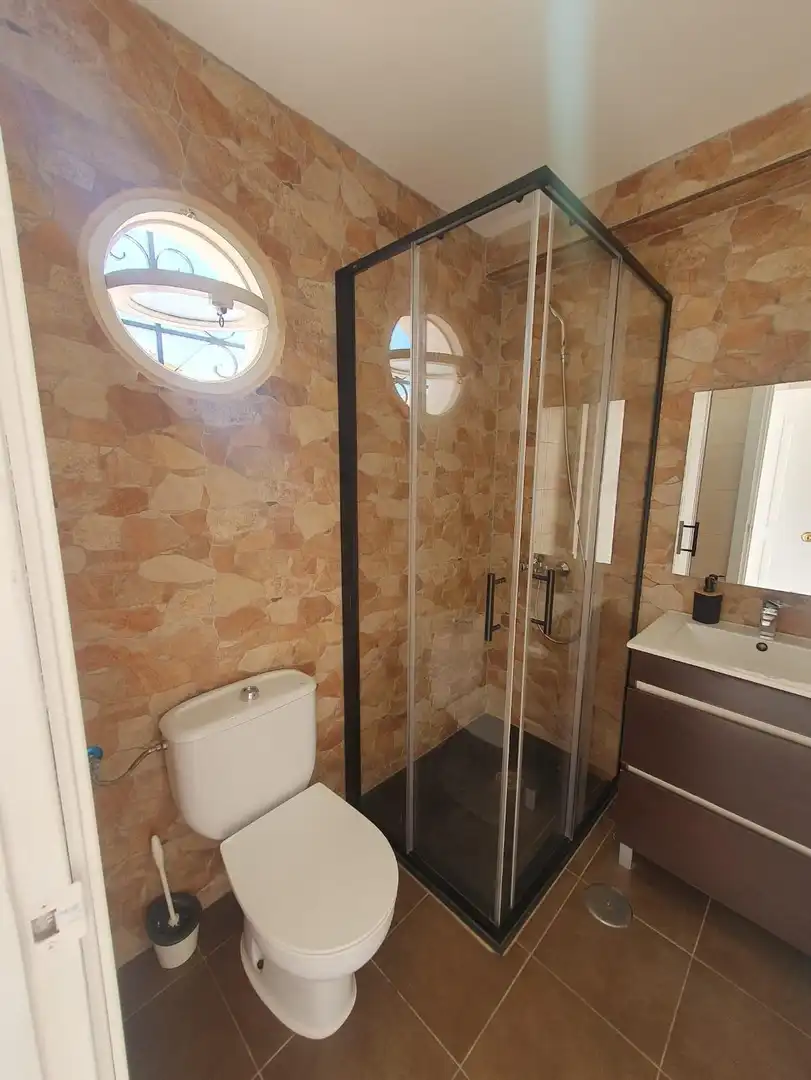 Baño de Casa adosada de alquiler en El Puerto de Santa María con Jardín privado y Amueblado