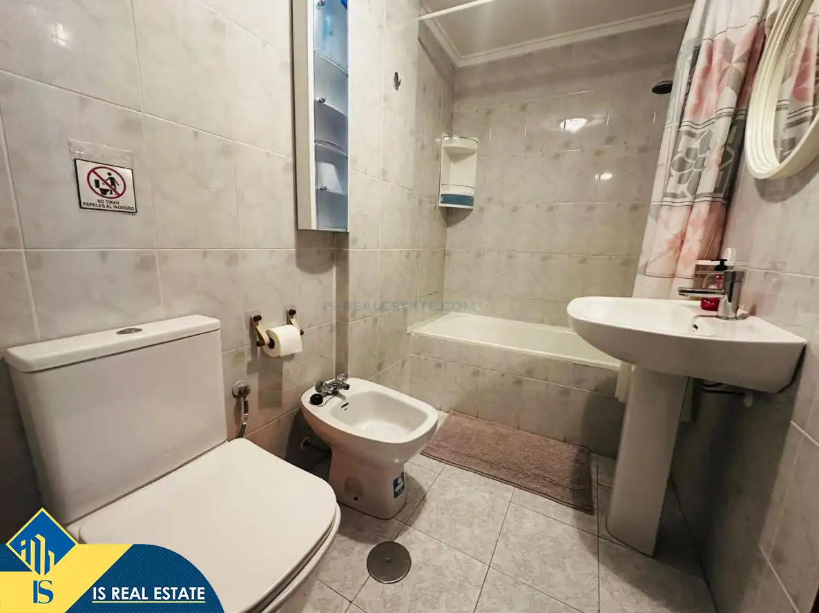 Bany de Apartament de lloguer en Torrevieja amb Aire condicionat, Calefacció i Terrassa