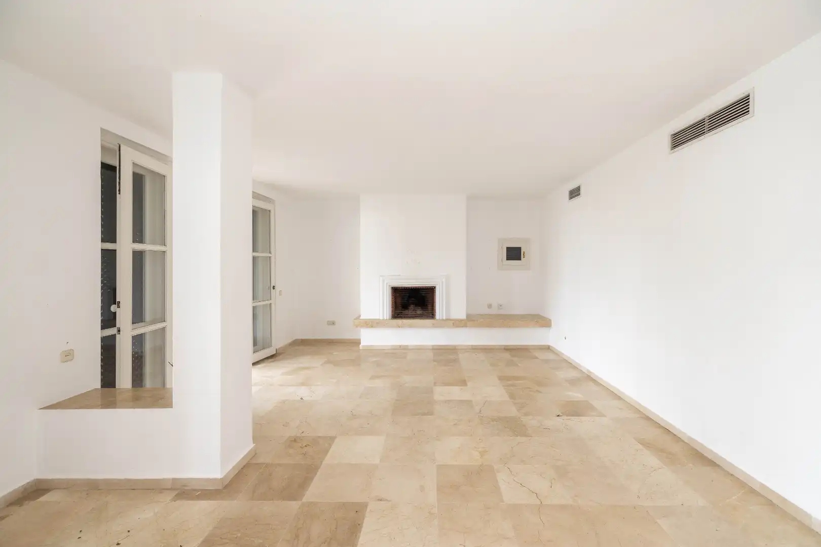 Sala de estar de Piso en venta en Marbella con Terraza, Trastero y Balcón