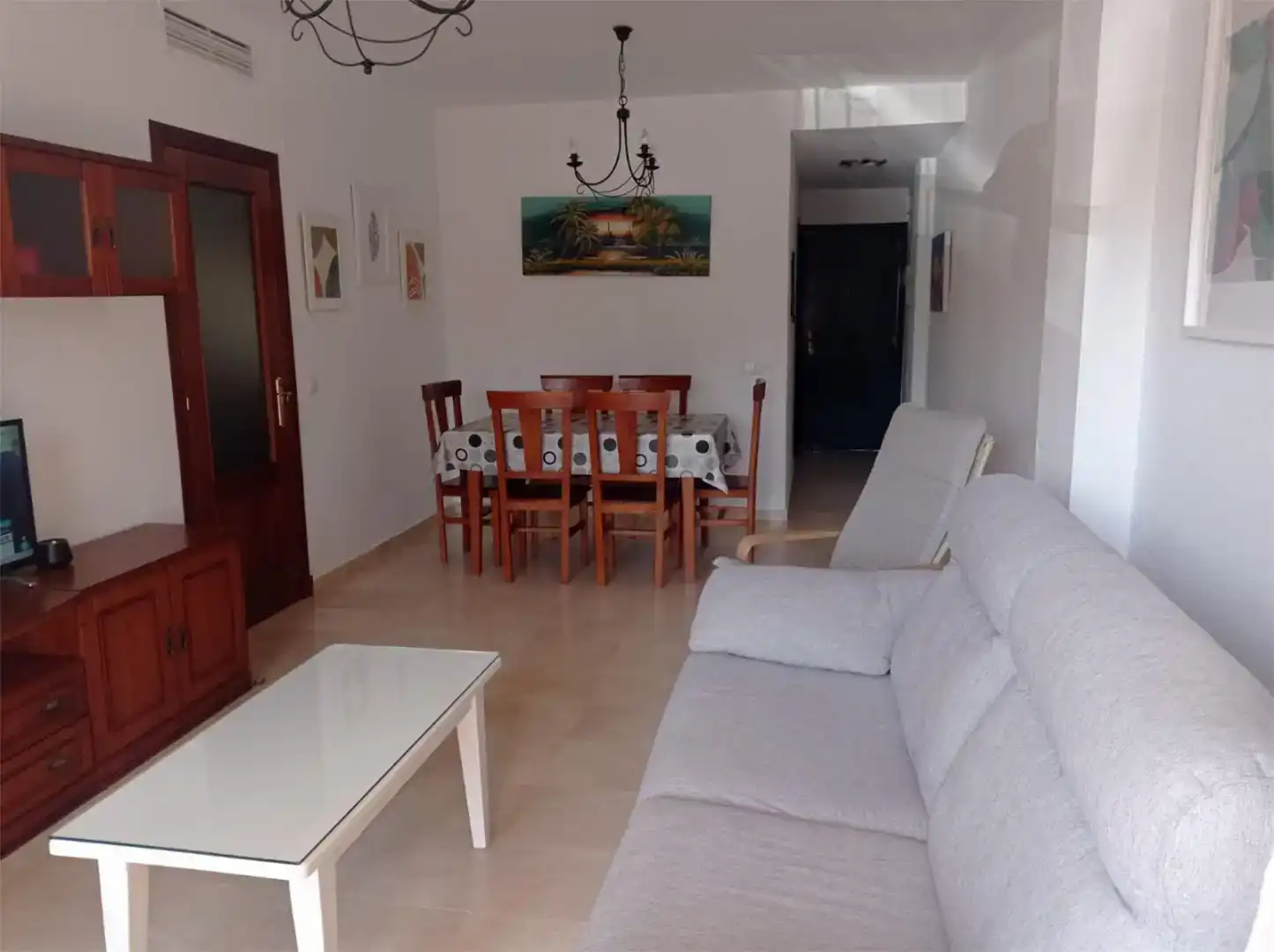 Sala d'estar de Pis de lloguer en Chipiona amb Jardí privat, Piscina i Moblat