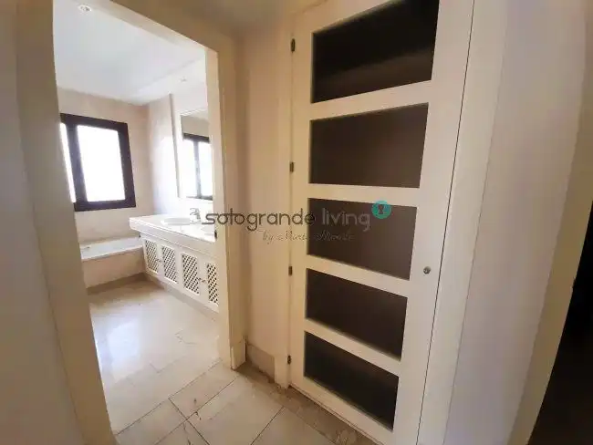 Dormitori de Apartament de lloguer en Sotogrande amb Aire condicionat, Calefacció i Terrassa