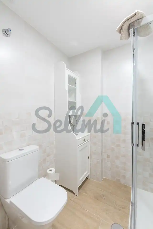 Baño de Piso en venta en Oviedo  con Calefacción