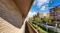 Vista exterior de Pis en venda en  Granada Capital amb Terrassa i Balcó