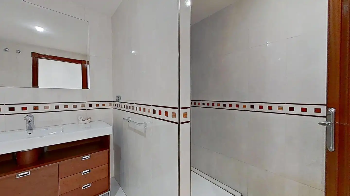 Badezimmer von Wohnung zur untervermieten in Oviedo  mit Heizung, Parkett und Möbliert