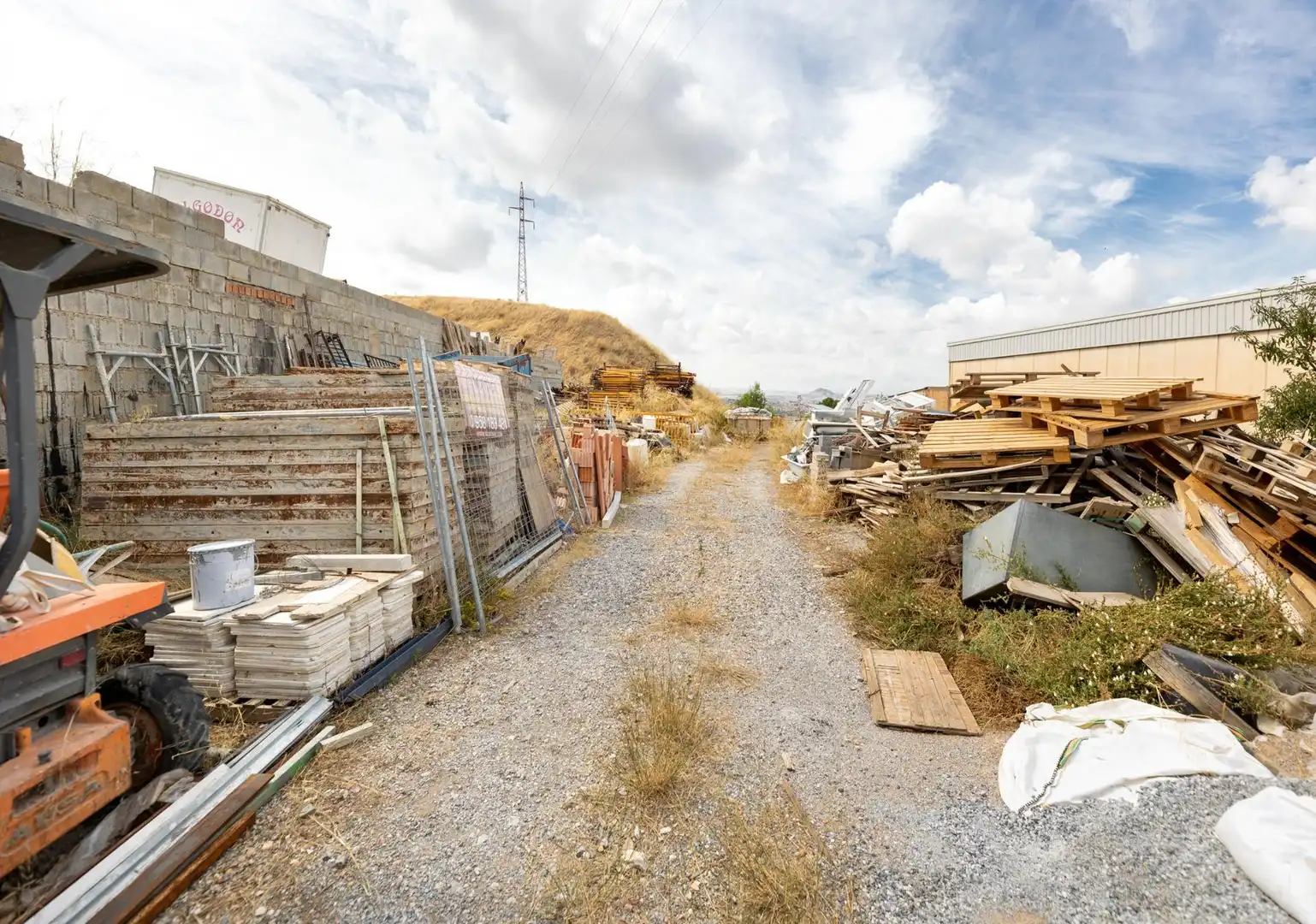 Außenansicht von Fabrik Grundstücke zum Verkauf in Barrio de la Vega