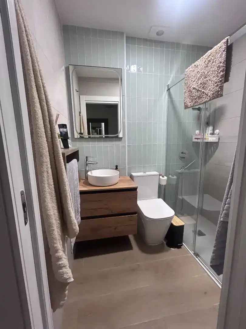 Bany de Apartament de lloguer en El Puerto de Santa María amb Aire condicionat i Moblat