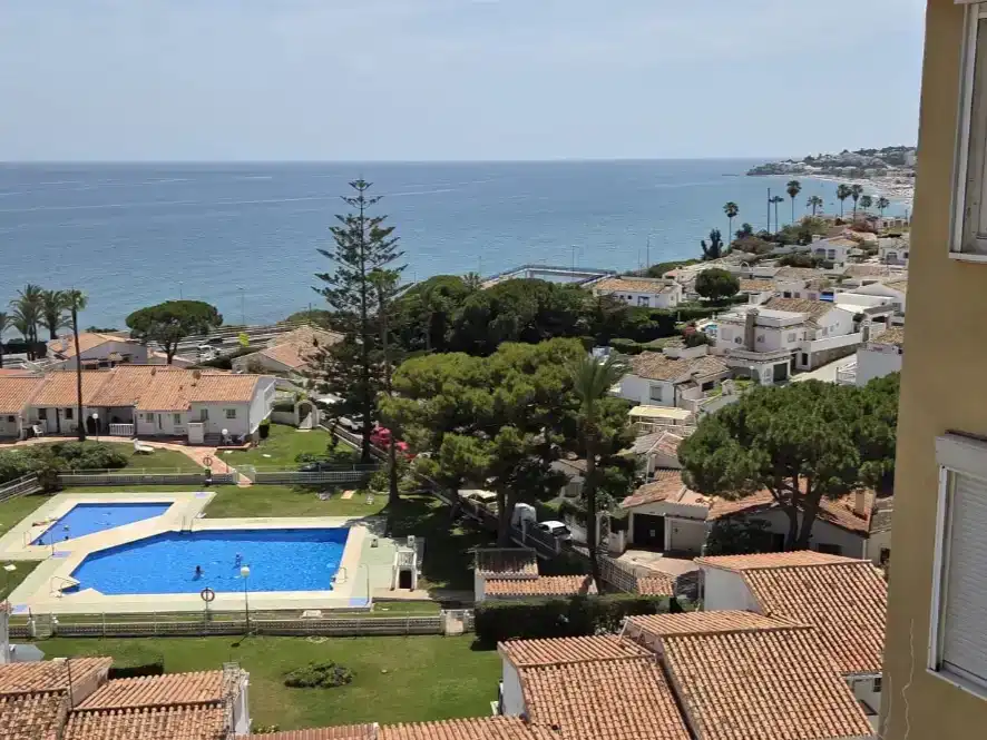 Außenansicht von Wohnungen zum Verkauf in Mijas mit Klimaanlage, Schwimmbad und Balkon