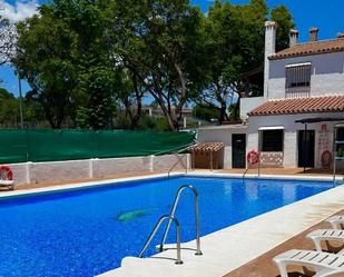 Piscina de Casa adosada en venda en Torremolinos amb Aire condicionat, Calefacció i Terrassa