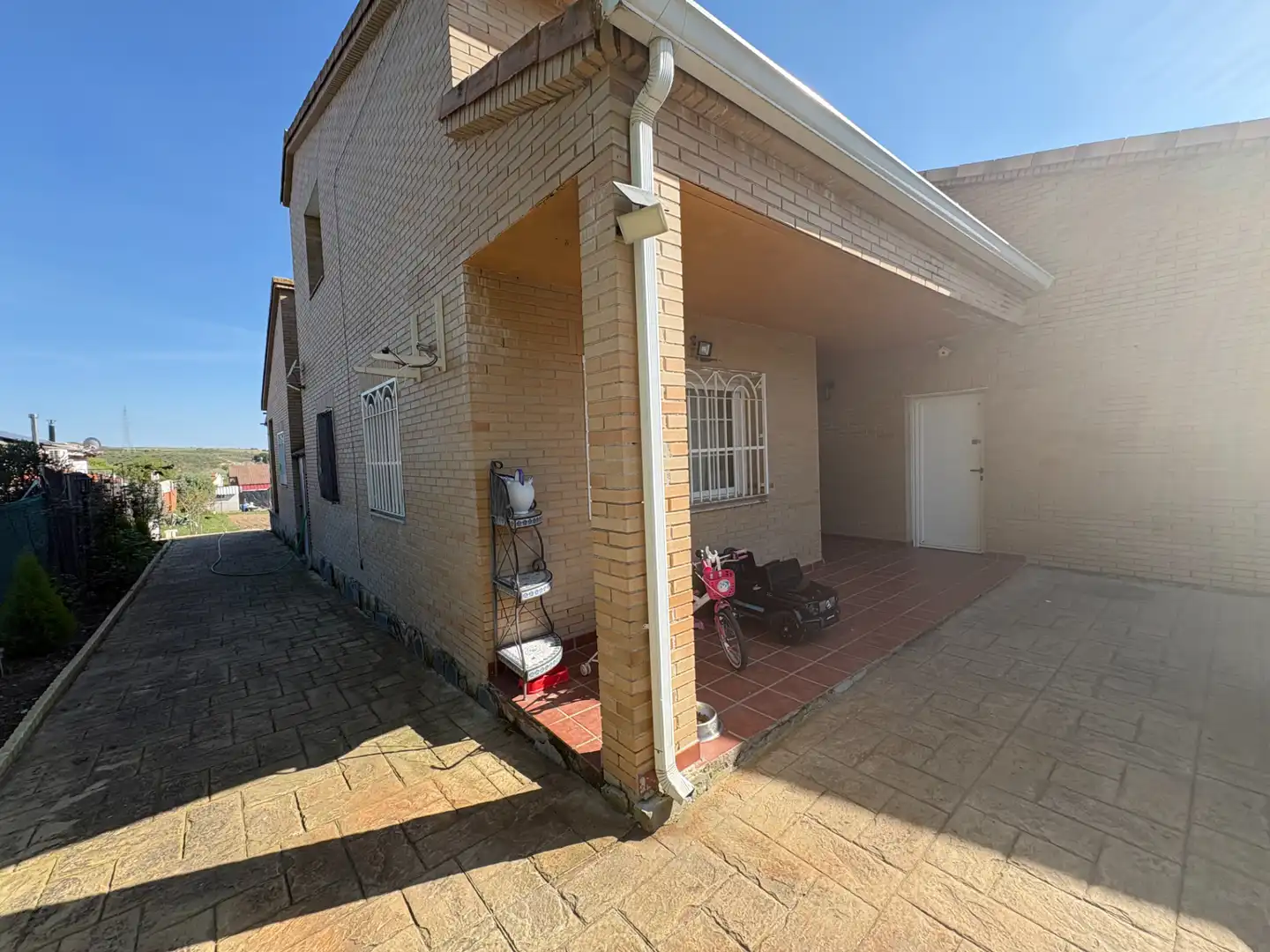 Exterior view of Houses for sale in El Viso de San Juan  with Air Conditioner, Private garden and Parquet flooring