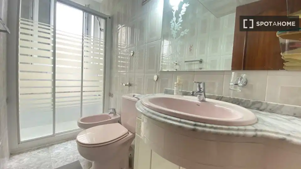 Bathroom of Flat for rent in Madrid  with Air Conditioner, Heating and Furnished